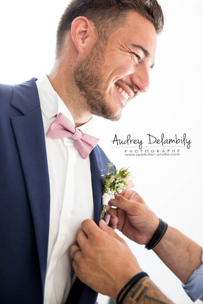habillage-homme-mariage-boutonniere-photographe-préparatifs-audrey-delambily