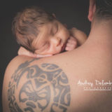 seance-photographe-bebe-papa-tatouage-var-audrey-delambily