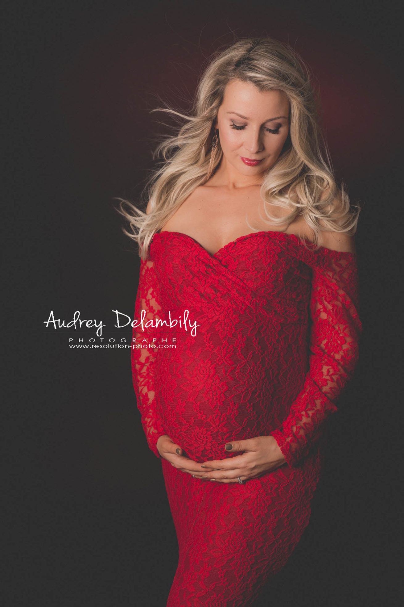 photographe-femme-enceinte-robe-rouge-dentelle-grossesse-studio-toulon-var-habana