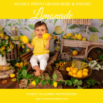 un petit garçon qui pose dans un décor sur le thème du Citron avec son photographe professionnel.