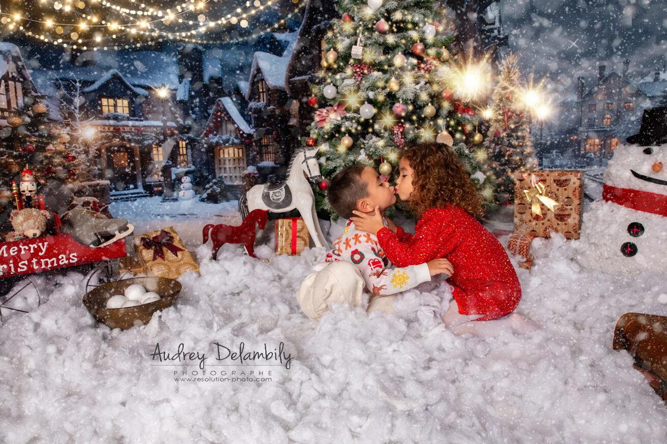 seance-photo-toulon-noel-enfants-bisou